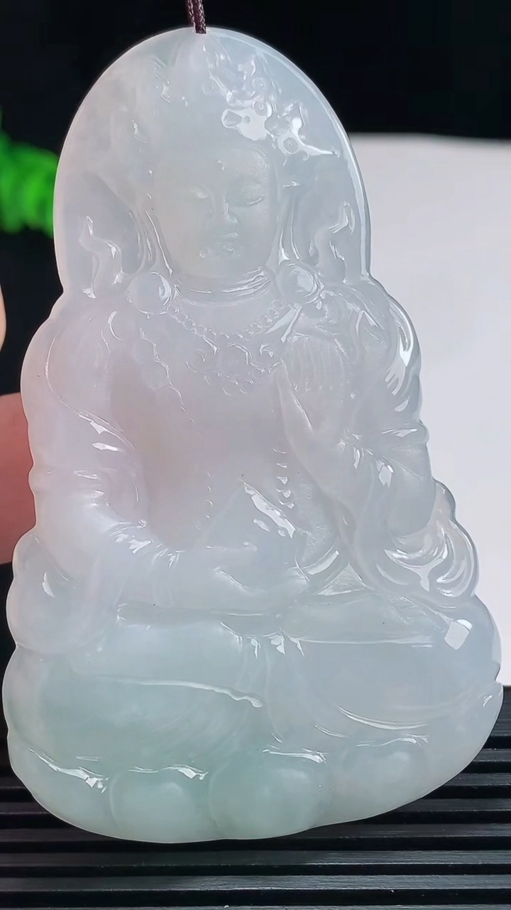 天然A货翡翠度母菩萨吊坠，尺寸71-44-5 重量:29.44g
7月23日