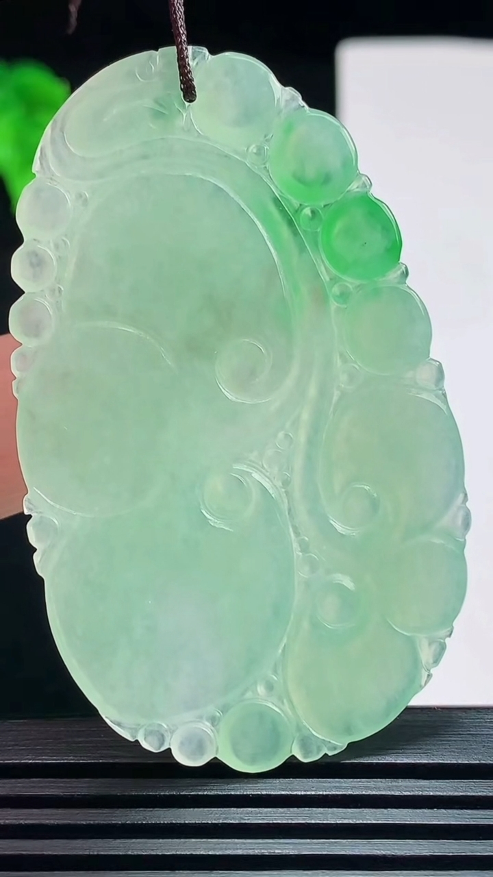 天然A货翡翠如意吊坠，尺寸59-36-3 重量:13.29g
7月23日