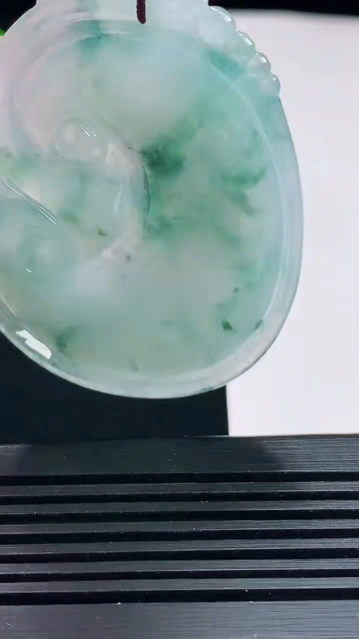天然A货翡翠飘花如意吊坠，尺寸54.6-41.8-5.8 重量:23.20g
7月23日