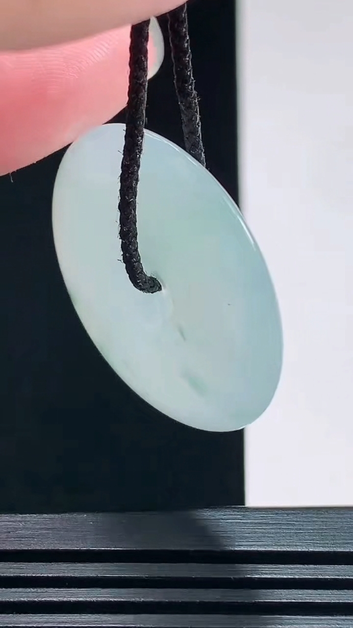 天然A货翡翠冰种飘花平安扣吊坠，尺寸30-5.2 重量:10.64g
7月23日
