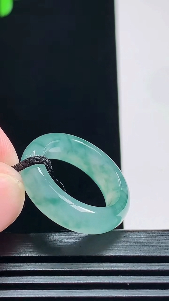 天然A货翡翠冰种飘花玉指环 戒指，尺寸15.6-6-3.5 重量:4.29g2026年7月23日
工厂直销收藏佳品,种好水足，色泽均匀，有种有色，上手高大气！