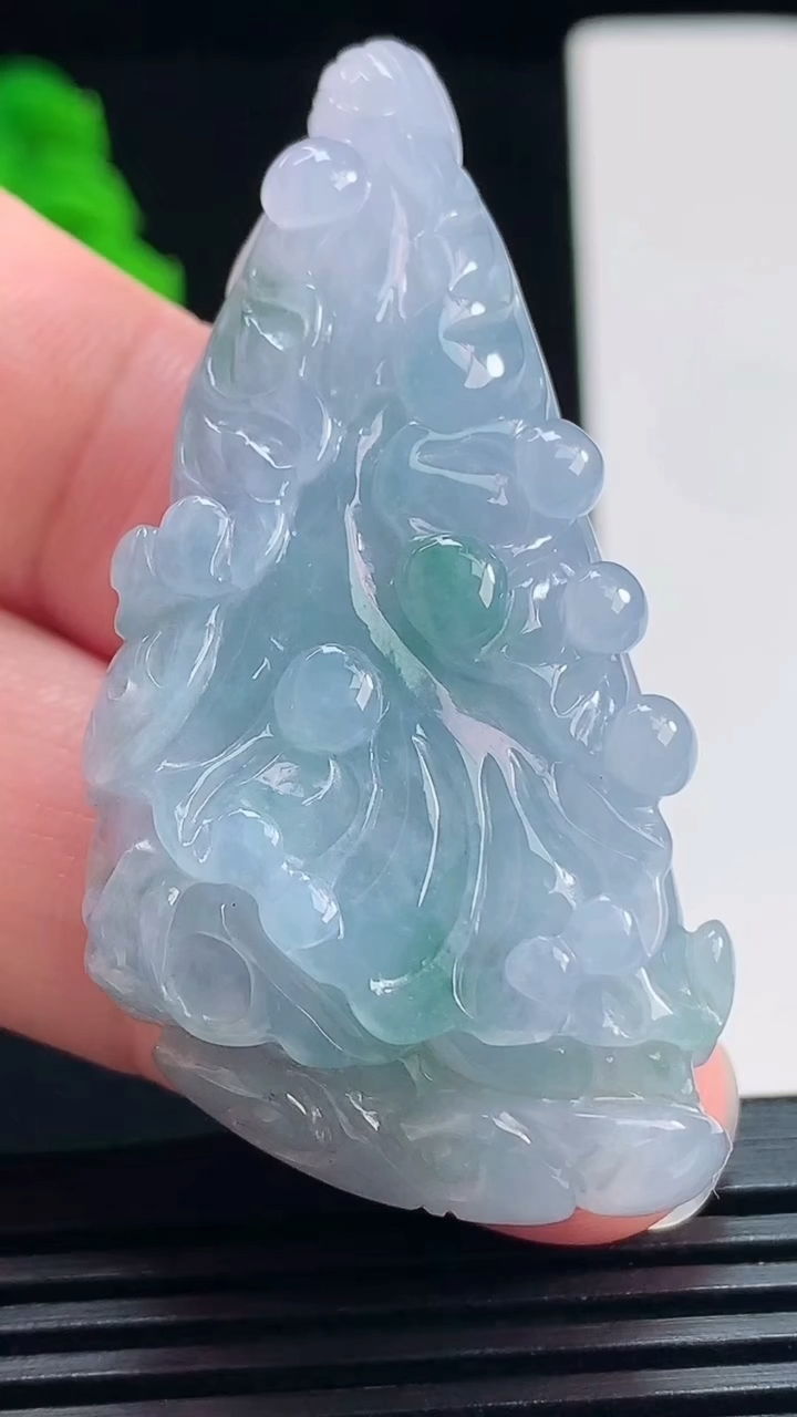 天然A货翡翠紫罗兰 飘花白菜吊坠，尺寸55-28-12.5 重量:30.33g
7月23日