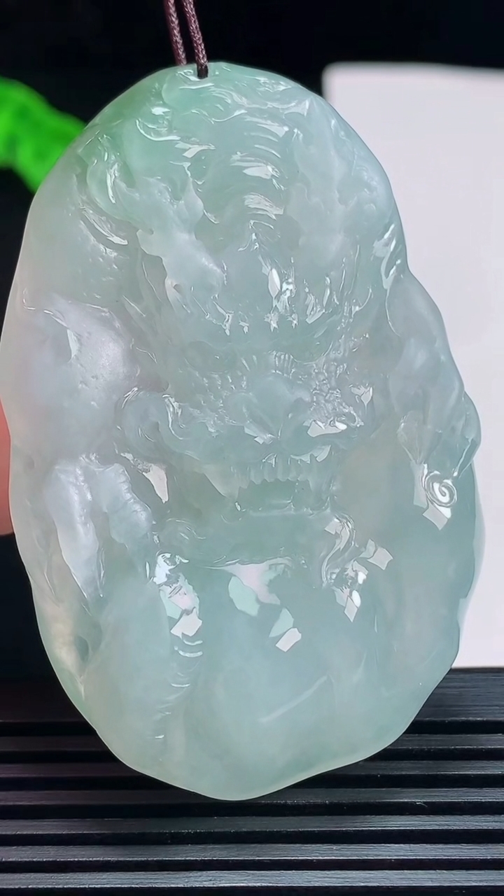 天然A货翡翠龙牌吊坠，尺寸61-40-10 重量:46.81g
7月23日