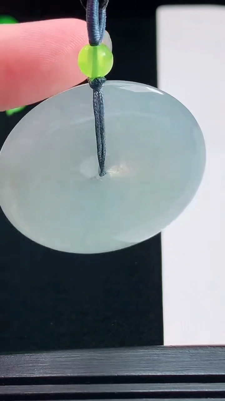 天然A货翡翠平安扣吊坠，尺寸40-5.5 重量:19.29g
7月23日