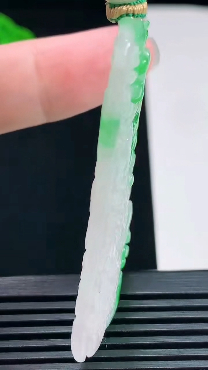 天然A货翡翠山水牌吊坠，尺寸54-34.5-5 重量:22.50g
7月23日