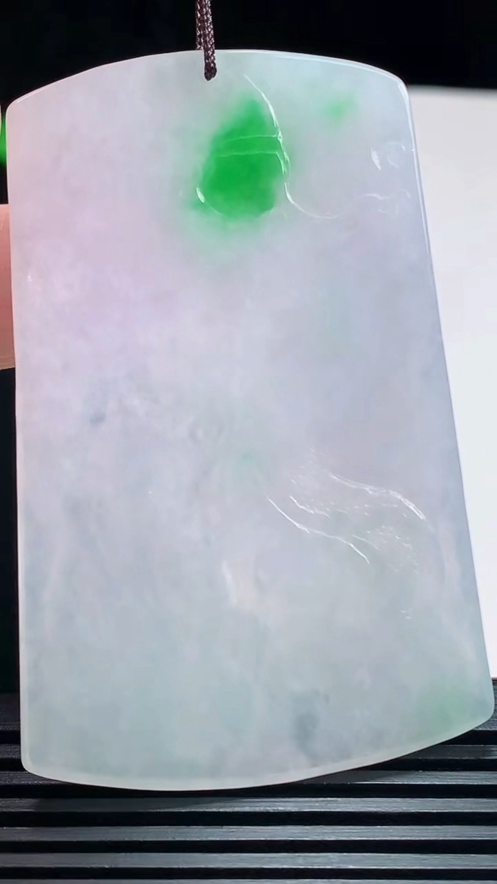 天然A货翡翠春带彩 飘阳绿祥龙虚空藏菩萨吊坠，尺寸64-42-4.2 重量:27.20g
7月23日