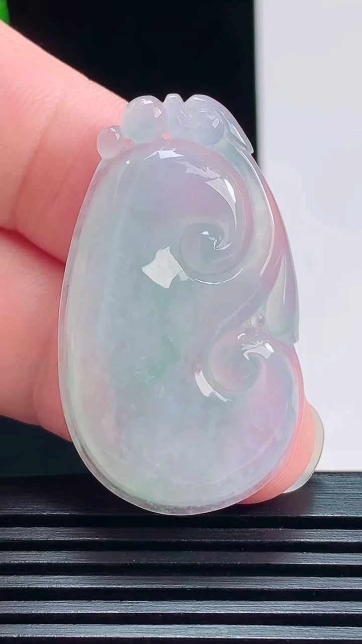 天然A货翡翠如意吊坠，尺寸40-23-5.2 重量:8.82g
7月23日