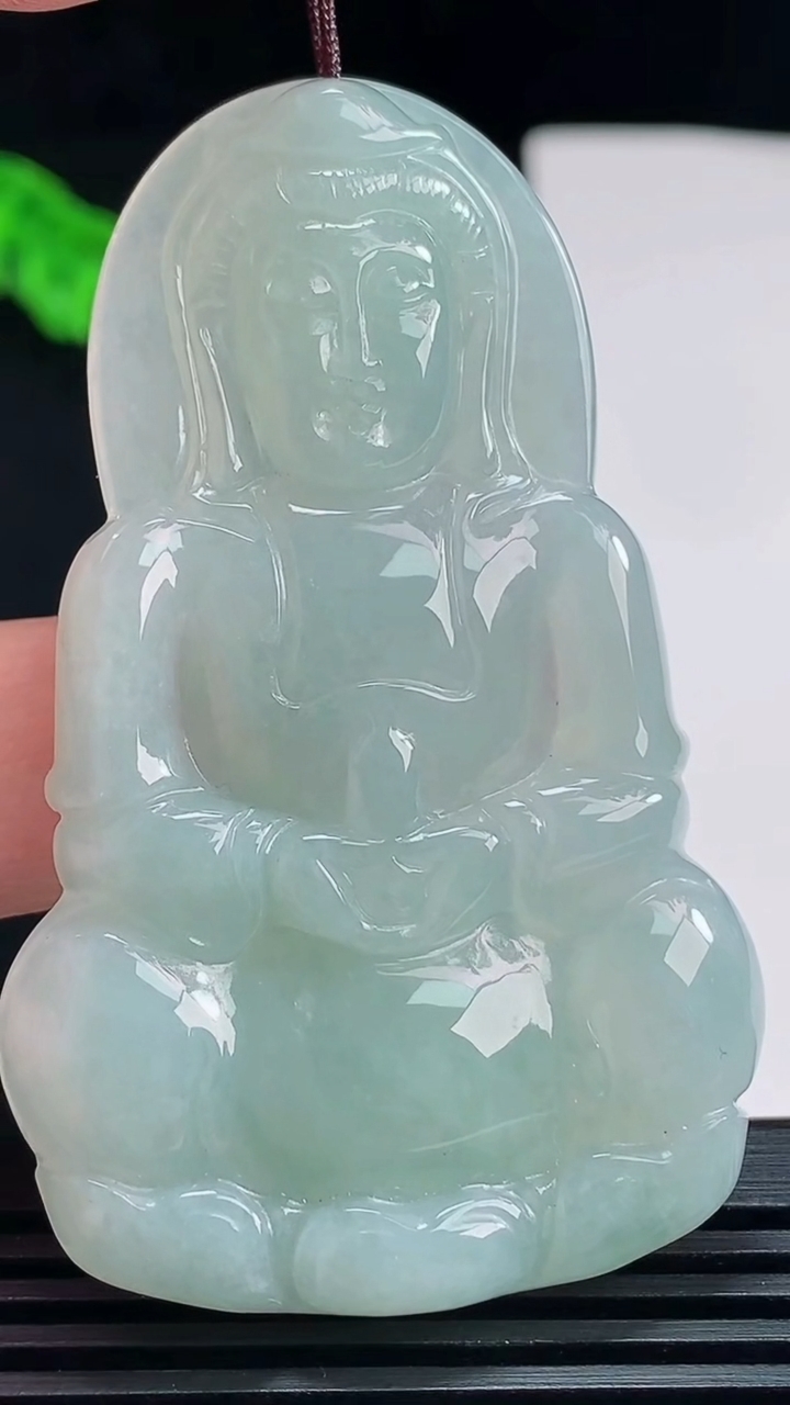 天然A货翡翠正装观音吊坠，尺寸62.6-39-6 重量:25.42g
7月23日