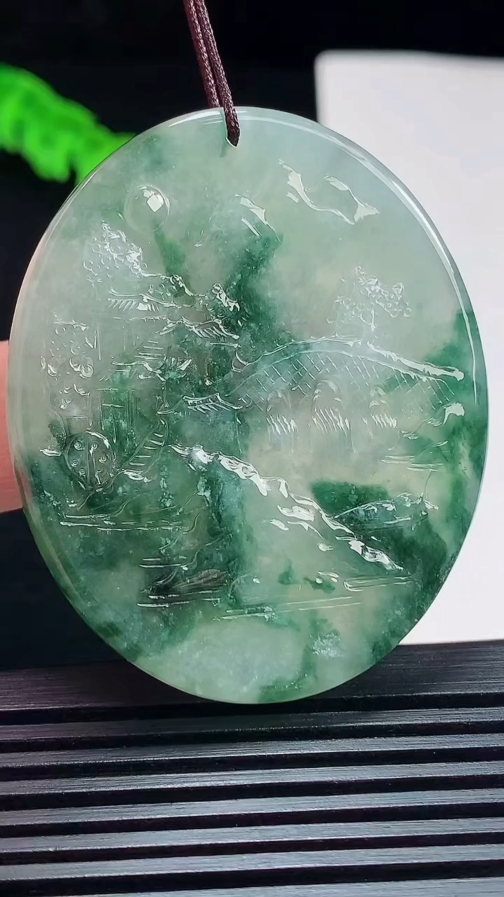 天然A货翡翠牌吊坠，尺寸51.5-42-5.2 重量:27.95g
7月23日