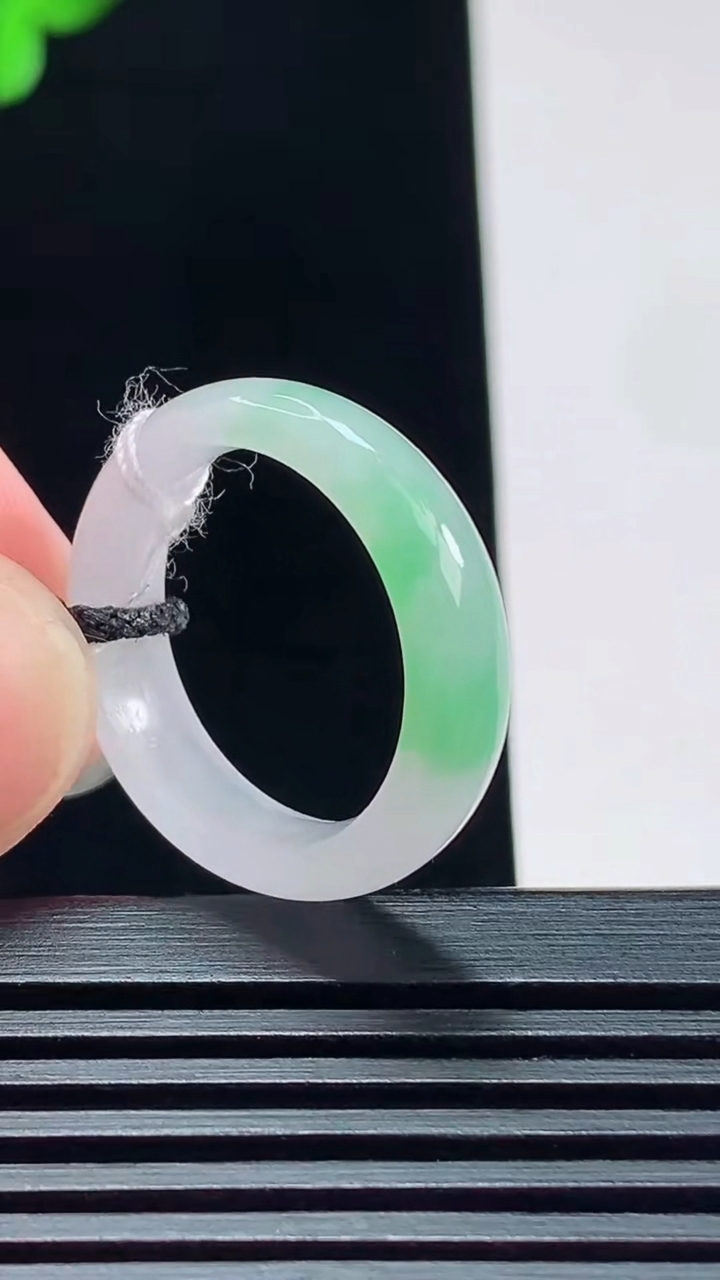 天然A货翡翠玉指环 戒指，尺寸17.8-5.5-3.5 重量:3.56g2026年7月23日
工厂直销收藏佳品,种好水足，色泽均匀，有种有色，上手高大气！