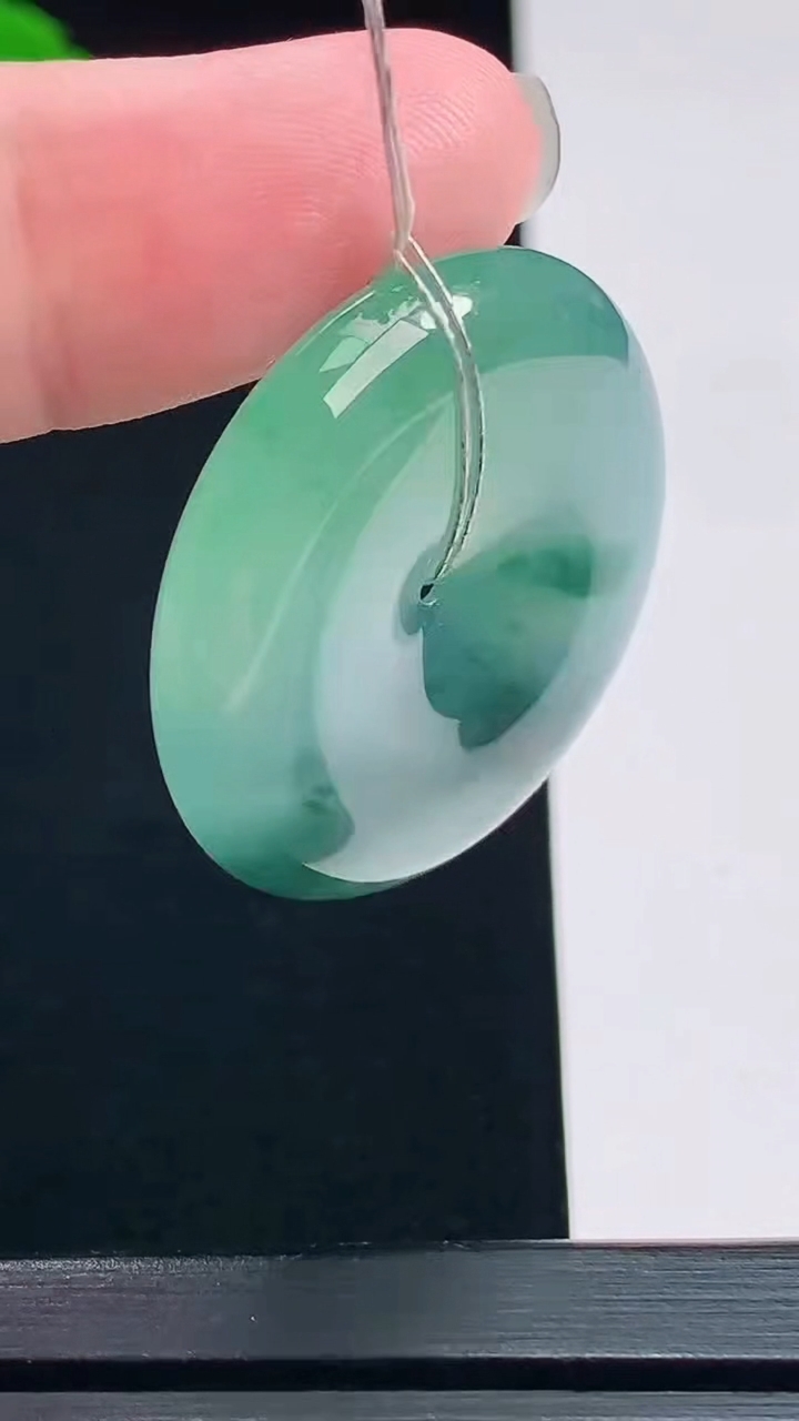 天然A货翡翠种飘花平安扣吊坠，尺寸31.6-6.2 重量:13.53g
7月23日