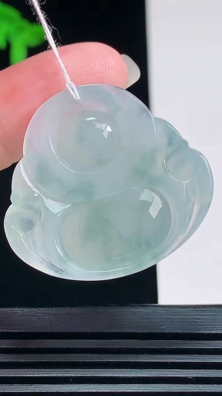 天然A货翡翠冰种飘花佛公吊坠，尺寸30.5-33-6.5 重量:10.00g
7月23日