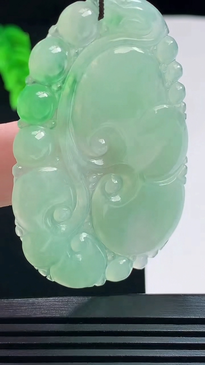 天然A货翡翠如意吊坠，尺寸59-36-3 重量:13.29g
7月23日