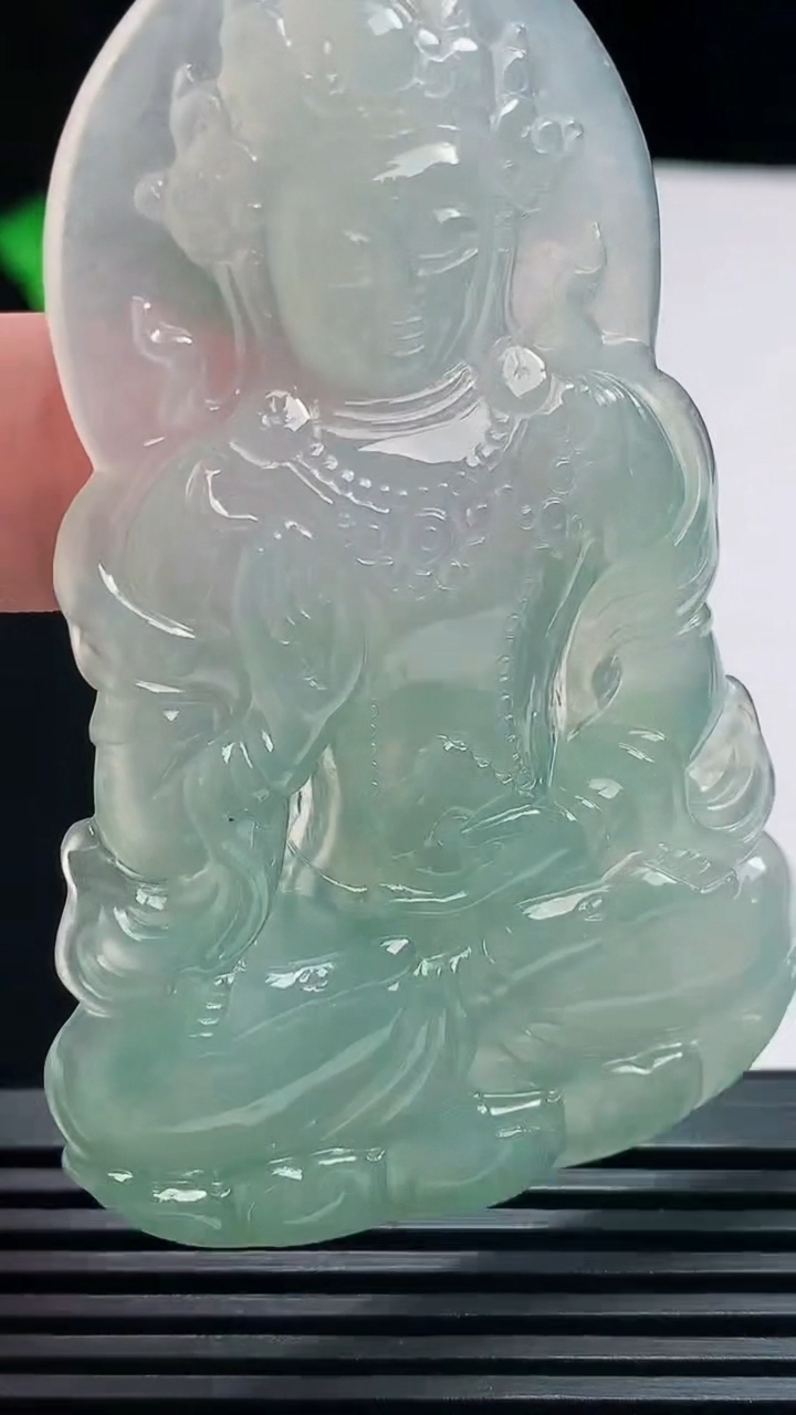 天然A货翡翠度母菩萨吊坠，尺寸69-44.5-5 重量:26.48g
7月23日