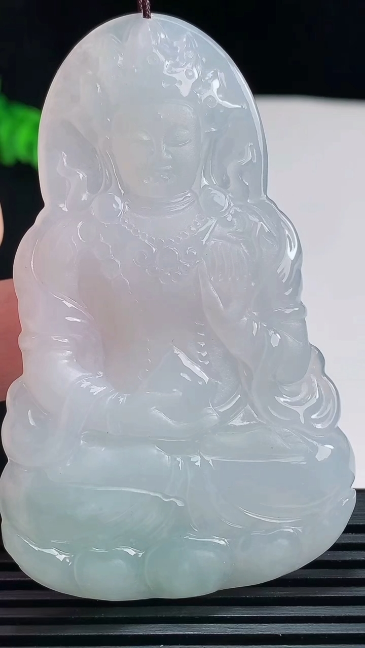 天然A货翡翠度母菩萨吊坠，尺寸71-44-5 重量:29.44g
7月23日