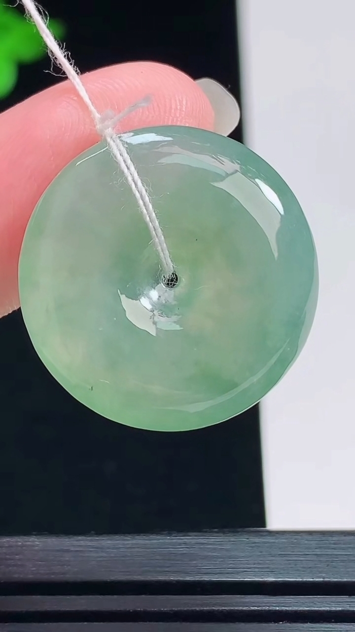天然A货翡翠平安扣吊坠，尺寸24-5 重量:6.30g
7月23日