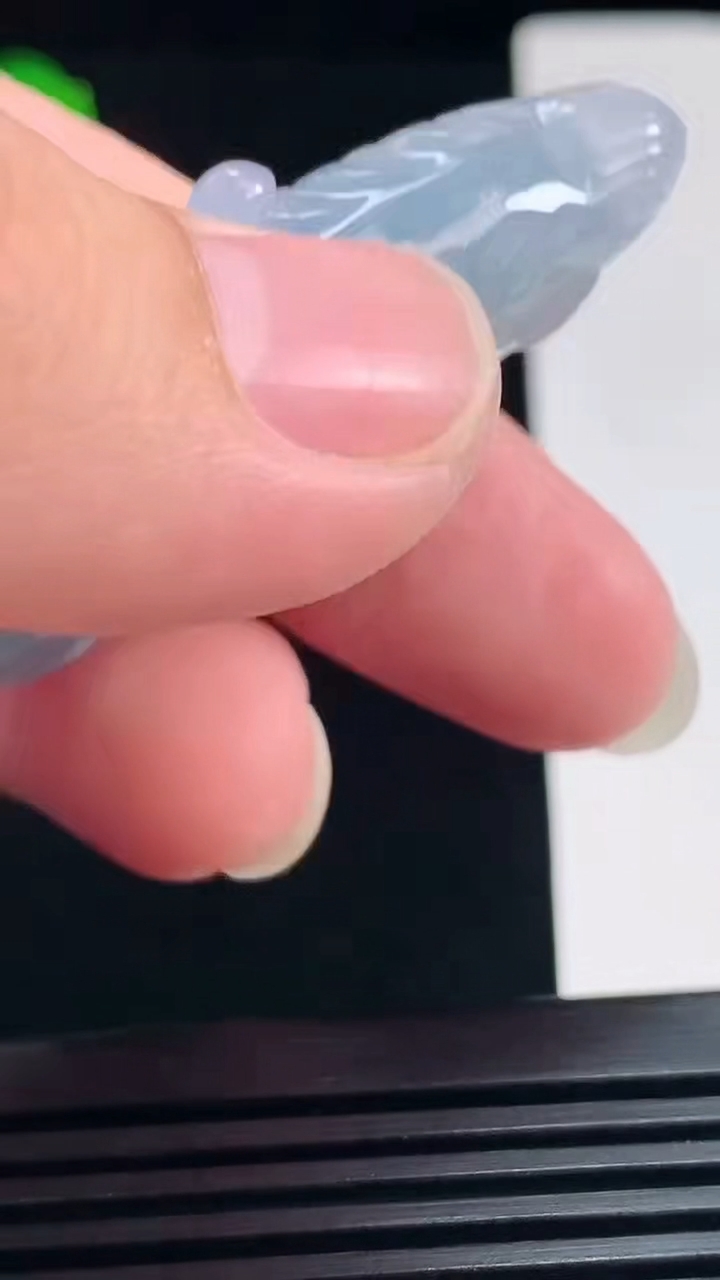 天然A货翡翠紫罗兰 飘花白菜吊坠，尺寸55-28-12.5 重量:30.33g
7月23日