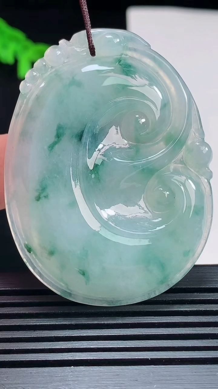 天然A货翡翠飘花如意吊坠，尺寸54.6-41.8-5.8 重量:23.20g
7月23日