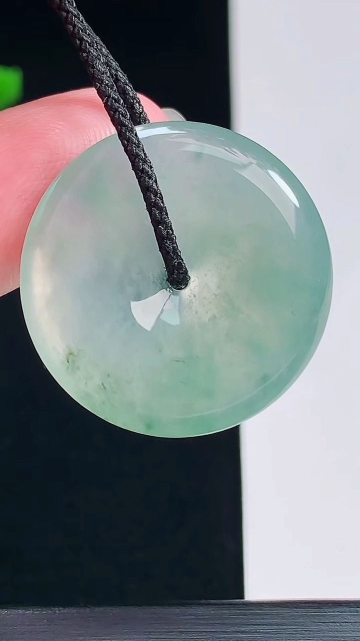 天然A货翡翠飘花平安扣吊坠，尺寸26-4.2 重量:6.00g
7月23日