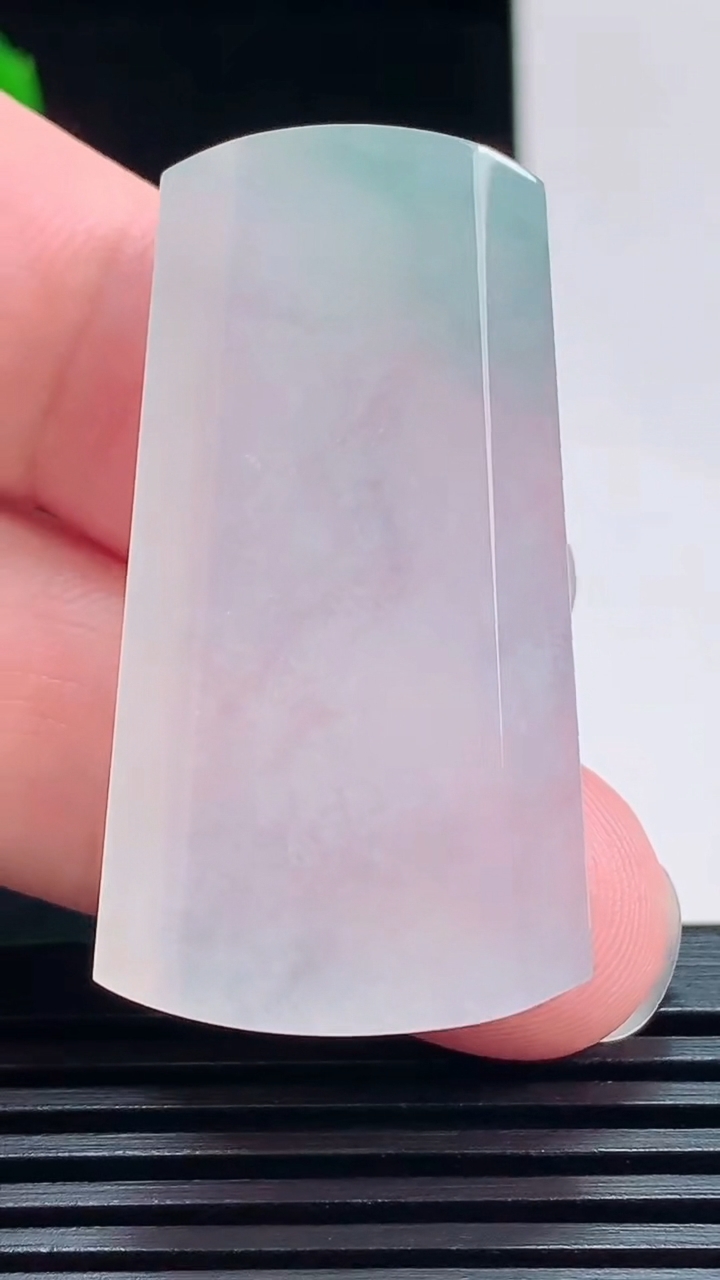天然A货翡翠冰种飘花无事牌吊坠，尺寸42-23-5.6 重量:14.42g
7月23日