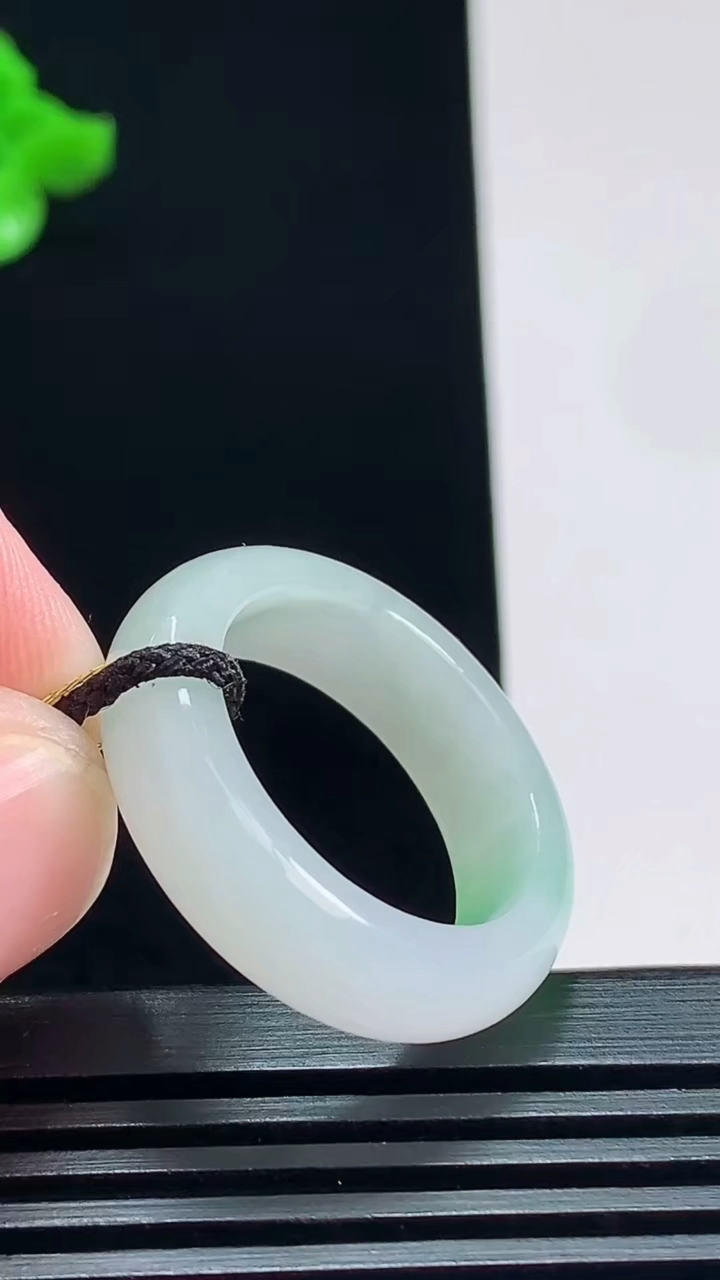 天然A货翡翠玉指环 戒指，尺寸19.6-6.6-3.6 重量:5.95g2026年7月23日
工厂直销收藏佳品,种好水足，色泽均匀，有种有色，上手高大气！