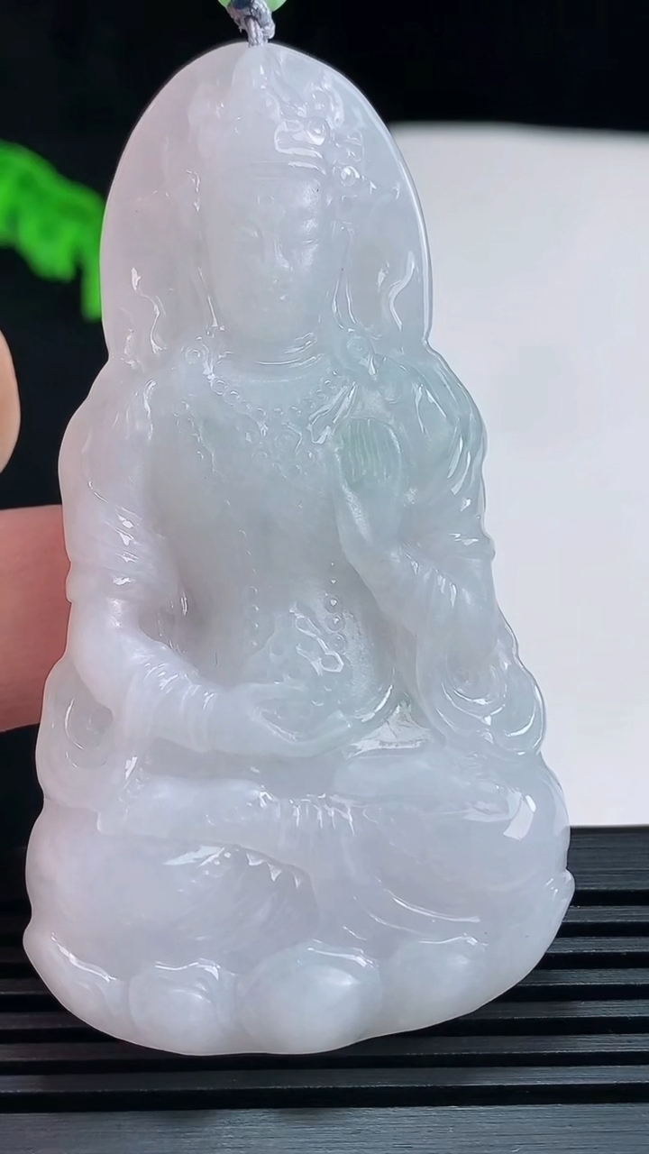 天然A货翡翠飘花度母菩萨吊坠，尺寸68-37-7 重量:33.80g
7月23日