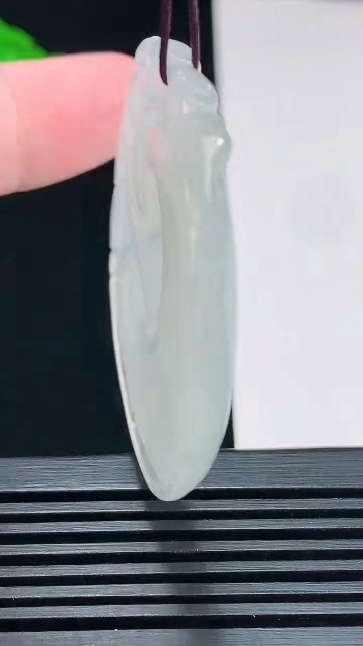 天然A货翡翠如意吊坠，尺寸48.5-39.6-5 重量:20.23g
7月23日