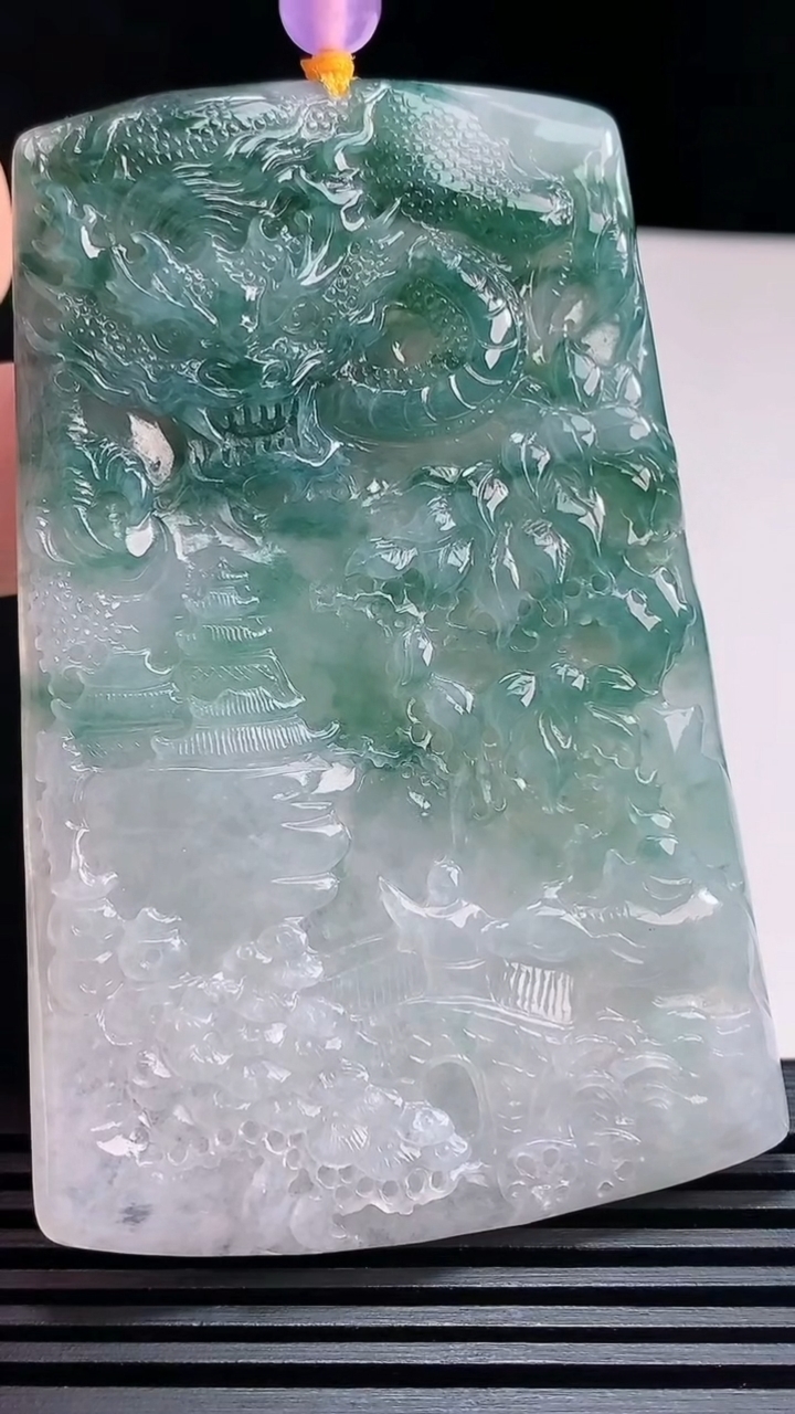 天然A货翡翠 龙牌吊坠，尺寸76-47-5 重量:38.77g
7月23日