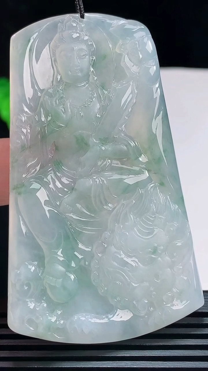 天然A货翡翠种飘花文殊菩萨吊坠，尺寸70.6-42.6-5.6 重量:37.54g
7月23日