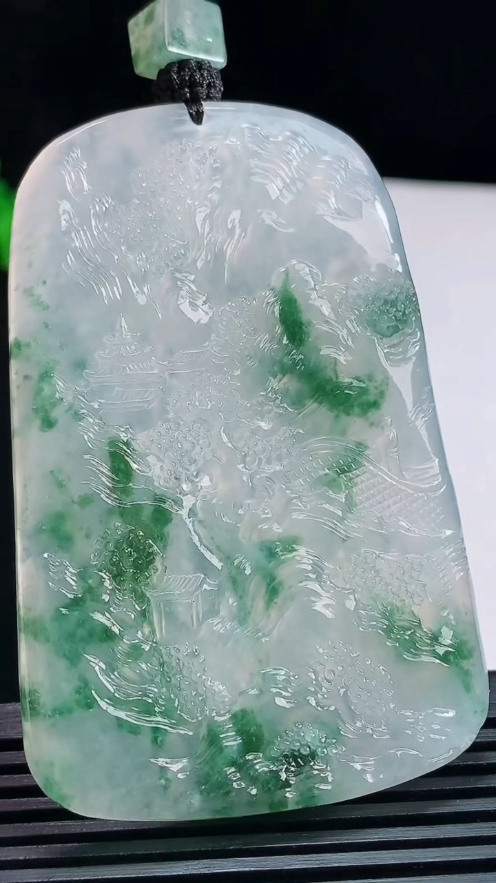 天然A货翡翠种飘花山水牌吊坠，尺寸70-45-5.5 重量:50.68g
7月23日