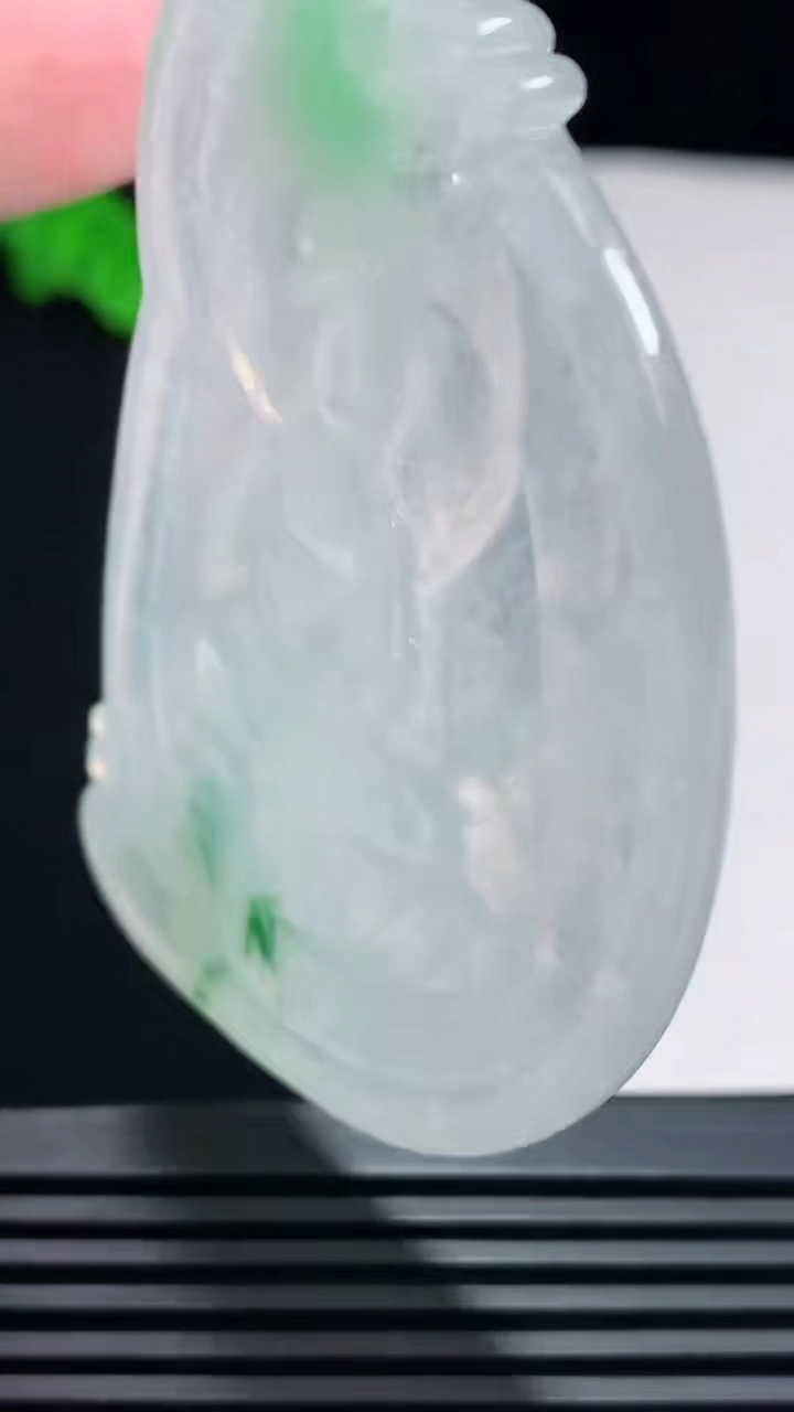 天然A货翡翠大势至菩萨吊坠，尺寸66-40.5-7 重量:32.04g
7月23日
