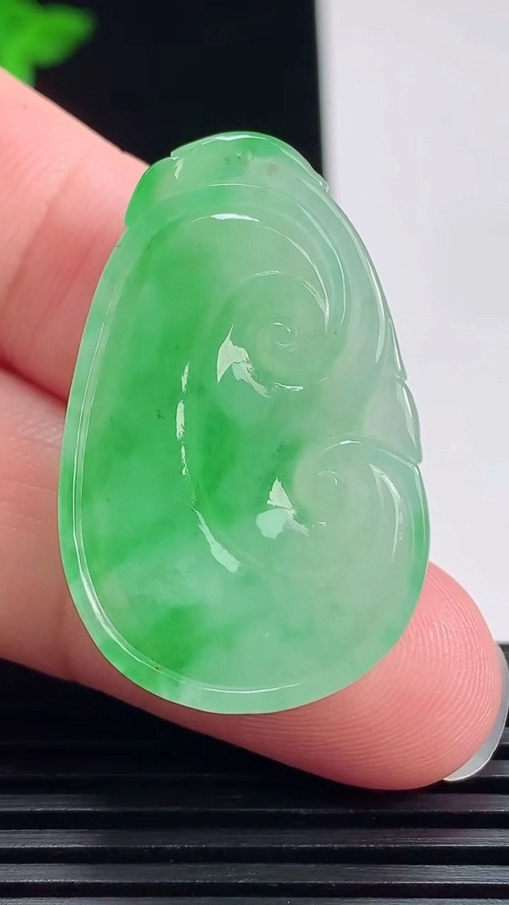 天然A货翡翠如意吊坠，尺寸35.6-22-5 重量:8.39g
7月23日
