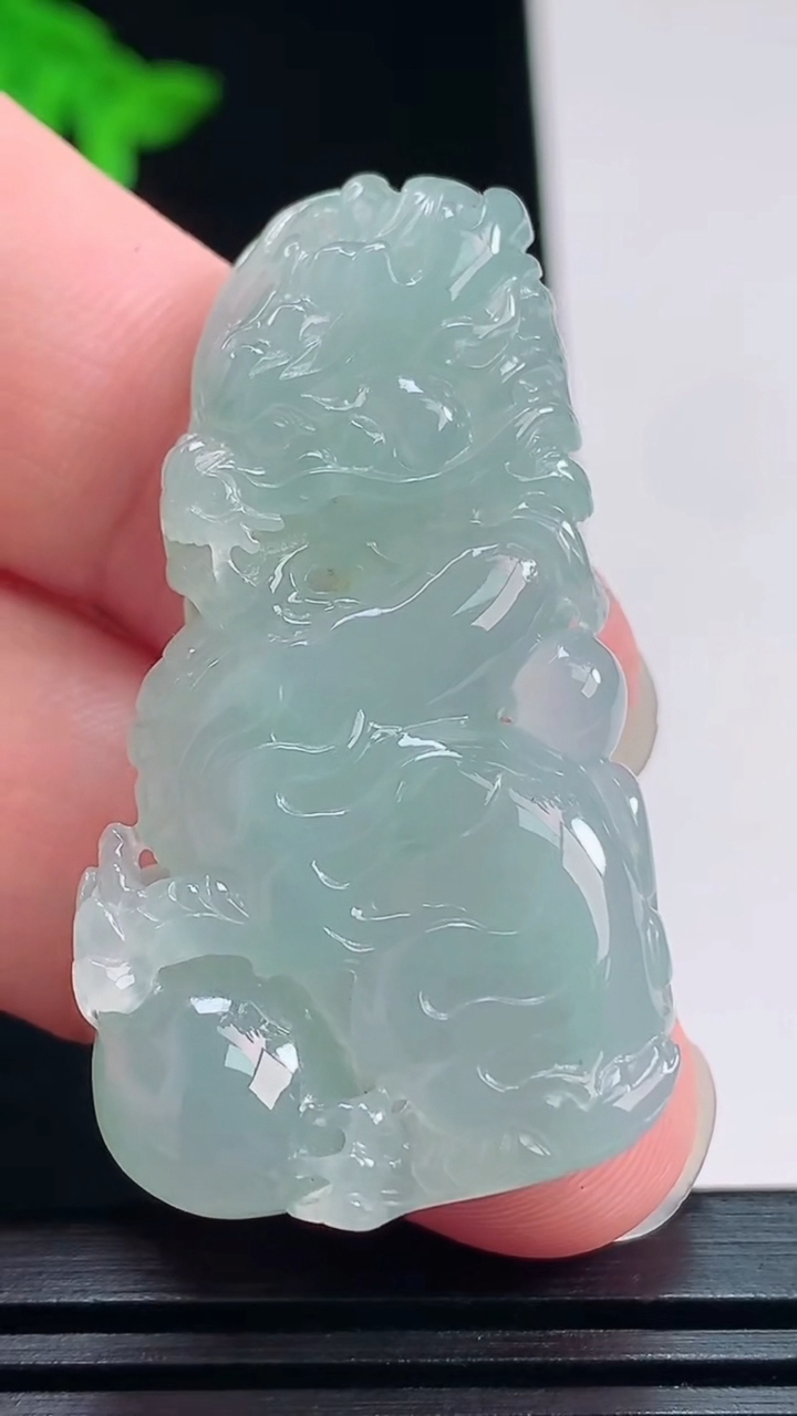 天然A货翡翠龙牌吊坠，尺寸45.5-24-8 重量:17.39g
7月23日