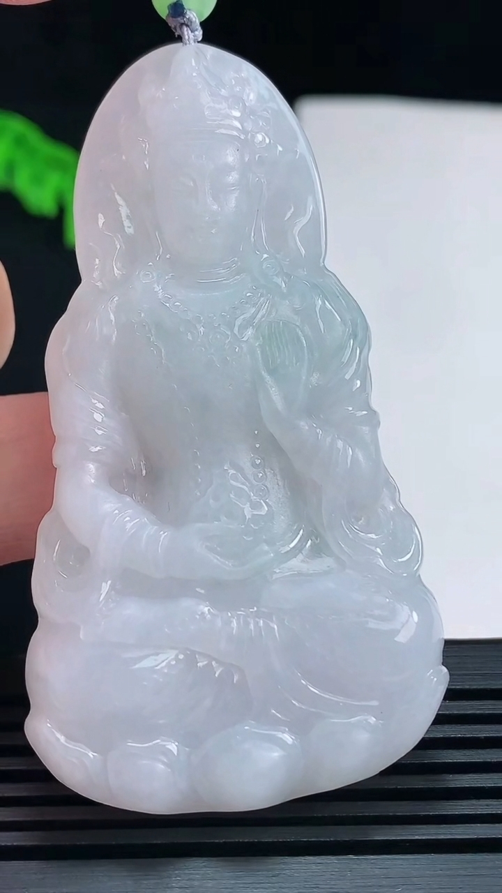 天然A货翡翠飘花度母菩萨吊坠，尺寸68-37-7 重量:33.80g
7月23日