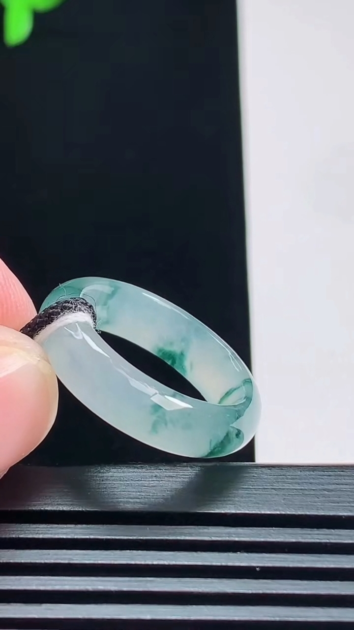 天然A货翡翠冰种飘花玉指环 戒指，尺寸17.8-5.6-3.5 重量:3.84g2026年7月23日
工厂直销收藏佳品,种好水足，色泽均匀，有种有色，上手高大气！