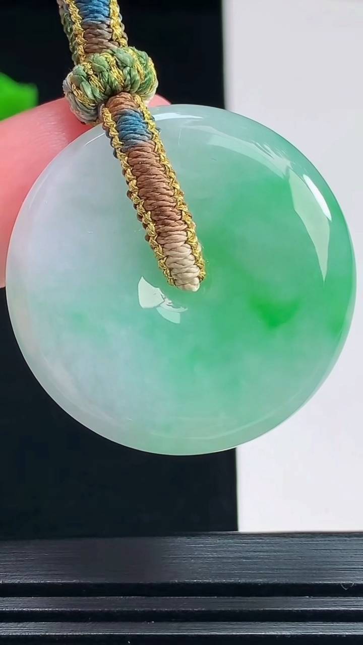天然A货翡翠平安扣吊坠，尺寸32-6 重量:14.14g
7月23日