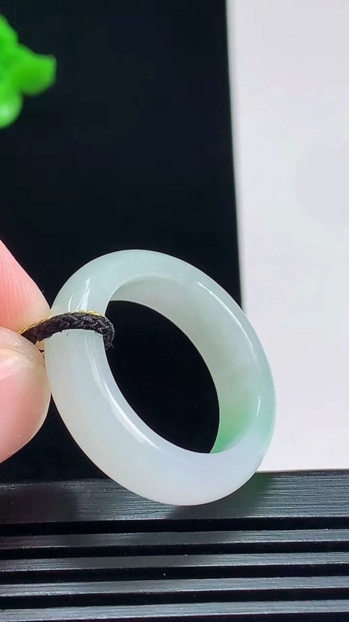 天然A货翡翠玉指环 戒指，尺寸19.6-6.6-3.6 重量:5.95g2026年7月23日
工厂直销收藏佳品,种好水足，色泽均匀，有种有色，上手高大气！