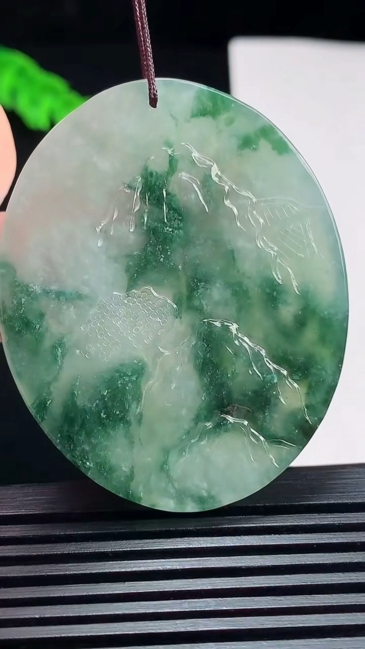 天然A货翡翠牌吊坠，尺寸51.5-42-5.2 重量:27.95g
7月23日