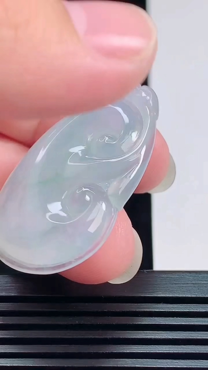 天然A货翡翠如意吊坠，尺寸40-23-5.2 重量:8.82g
7月23日