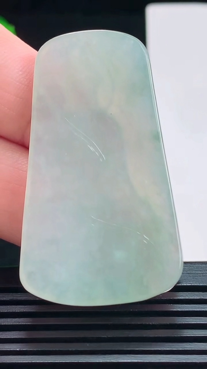 天然A货翡翠飘花大势至菩萨吊坠，尺寸50-28-4.6 重量:15.33g
7月23日