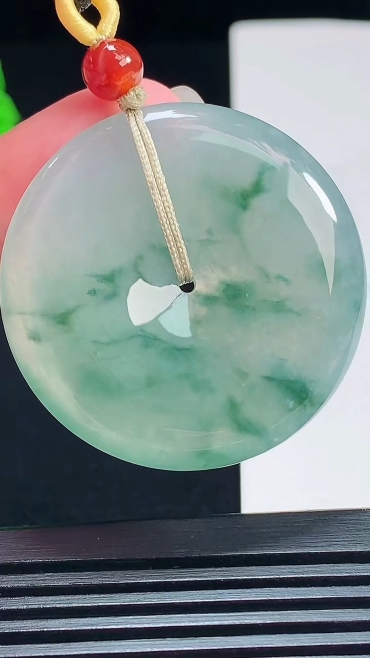 天然A货翡翠飘花平安扣吊坠，尺寸38-6 重量:19.36g
7月23日