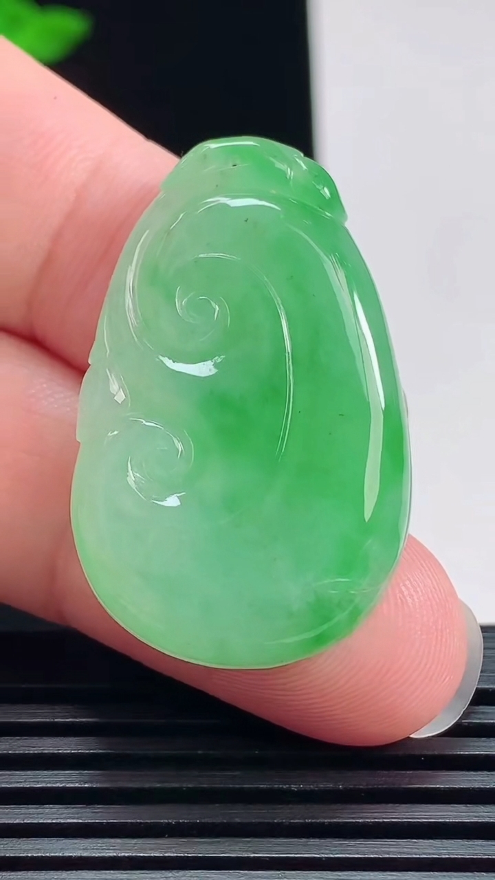 天然A货翡翠如意吊坠，尺寸35.6-22-5 重量:8.39g
7月23日