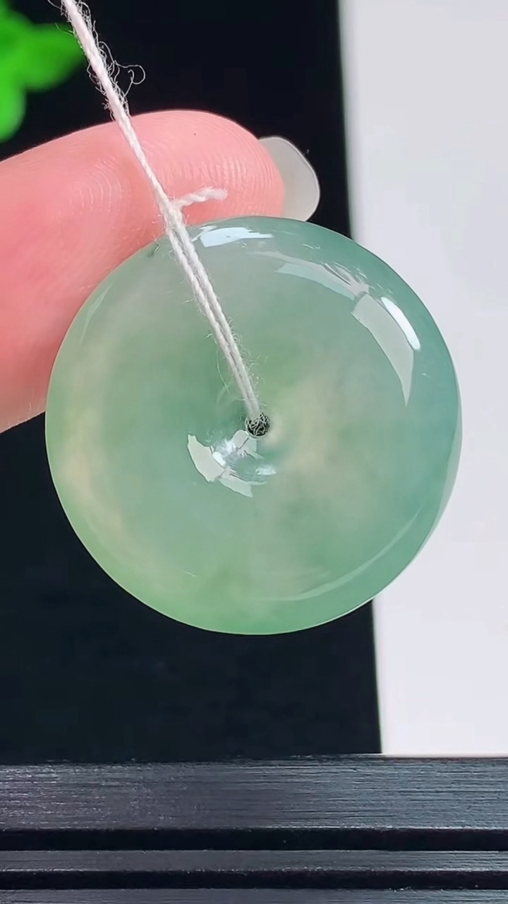 天然A货翡翠平安扣吊坠，尺寸24-5 重量:6.30g
7月23日
