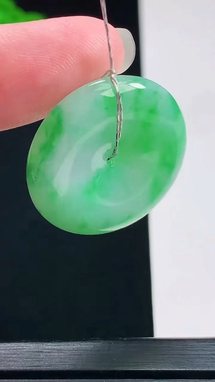 天然A货翡翠平安扣吊坠，尺寸26-5.6 重量:8.27g
7月23日