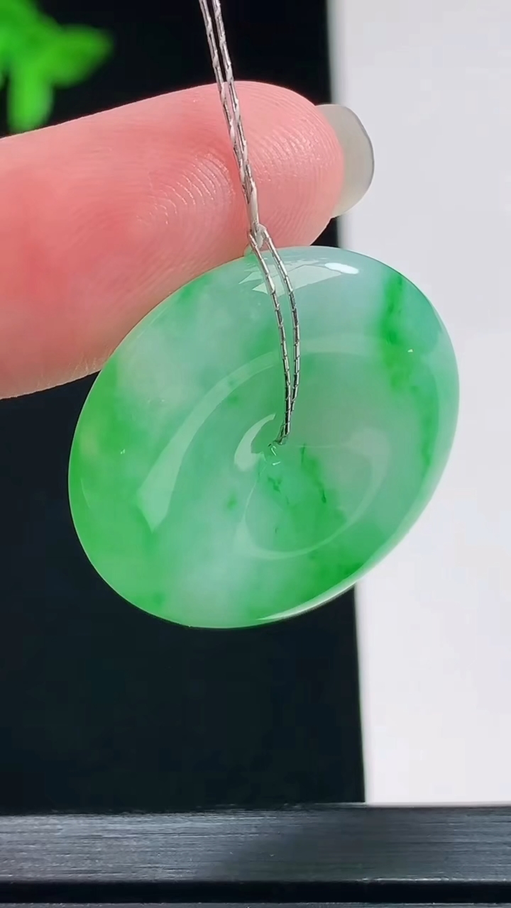 天然A货翡翠平安扣吊坠，尺寸26-5.6 重量:8.27g
7月23日