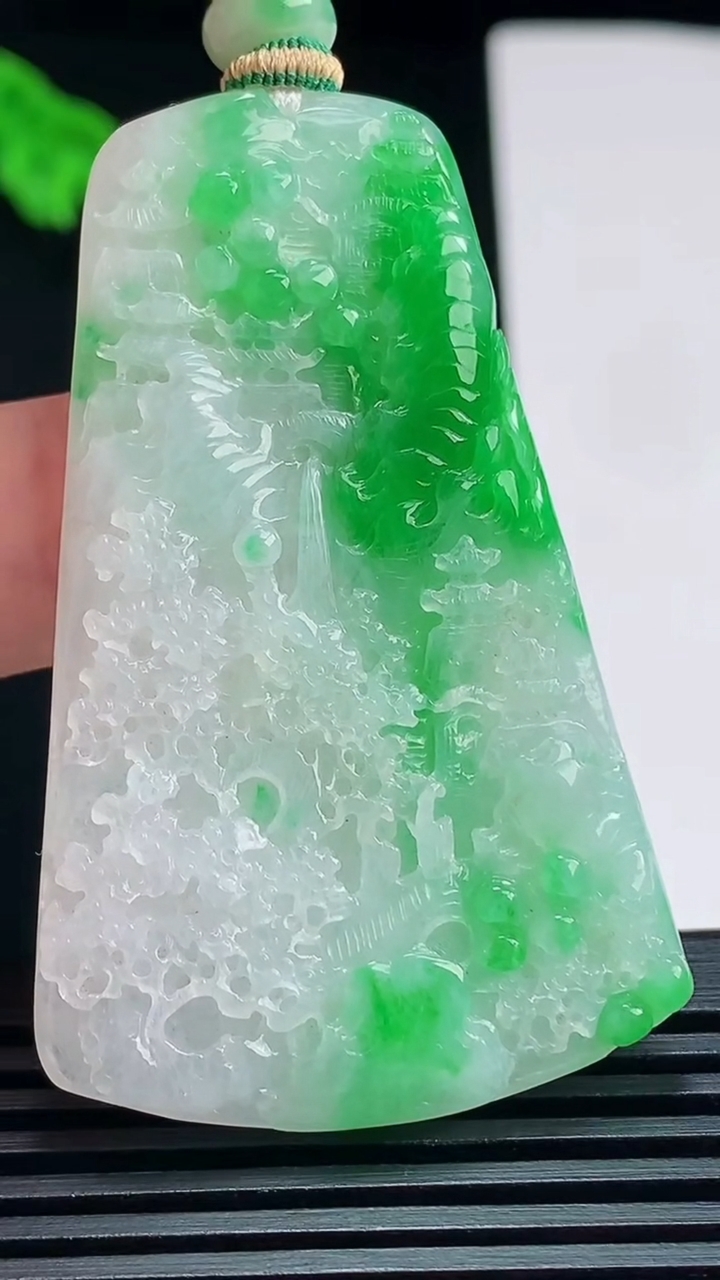天然A货翡翠山水牌吊坠，尺寸54-34.5-5 重量:22.50g
7月23日