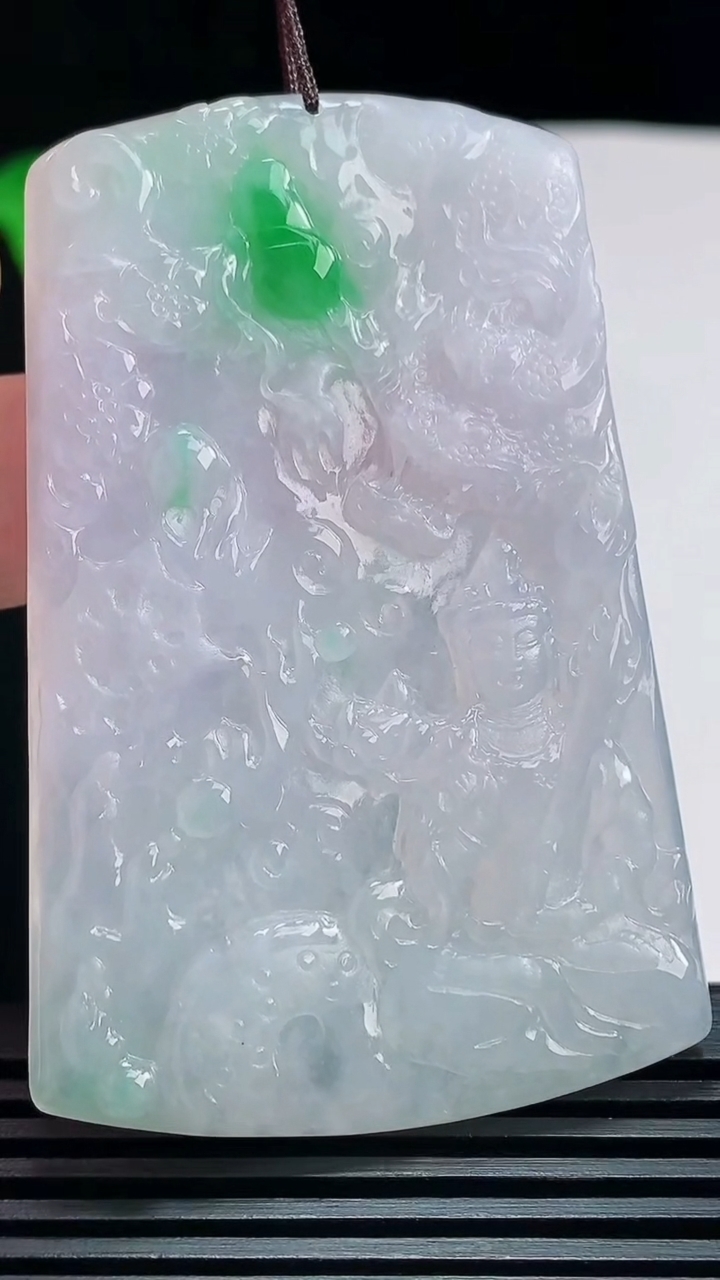 天然A货翡翠春带彩 飘阳绿祥龙虚空藏菩萨吊坠，尺寸64-42-4.2 重量:27.20g
7月23日