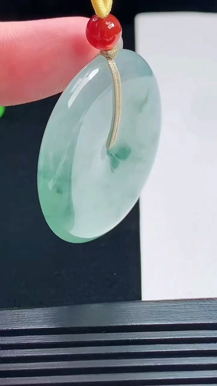 天然A货翡翠飘花平安扣吊坠，尺寸38-6 重量:19.36g
7月23日