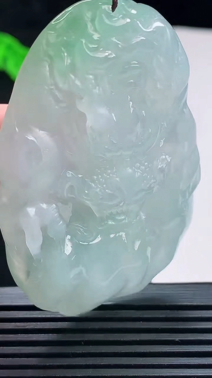 天然A货翡翠龙牌吊坠，尺寸61-40-10 重量:46.81g
7月23日