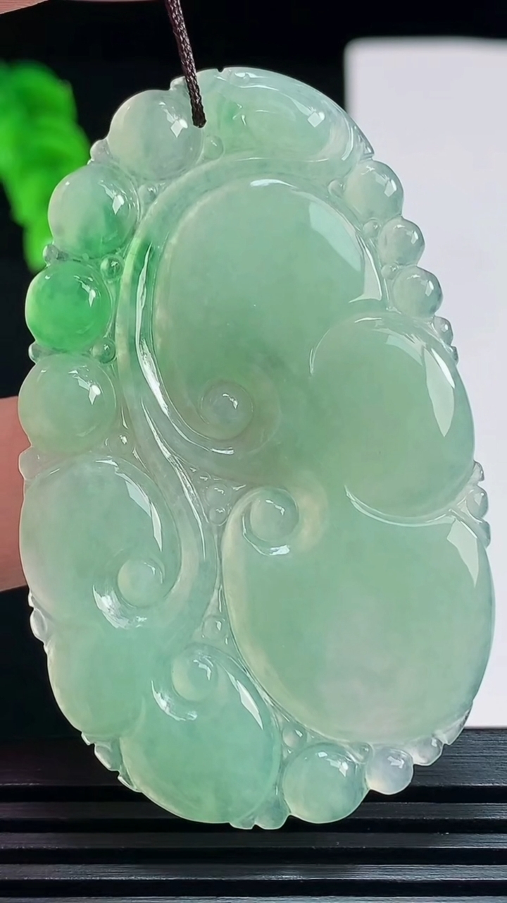 天然A货翡翠如意吊坠，尺寸59-36-3 重量:13.29g
7月23日